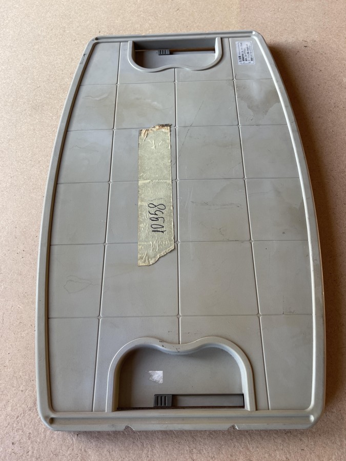 Столик задней двери TOYOTA RAV4 2000 843542020