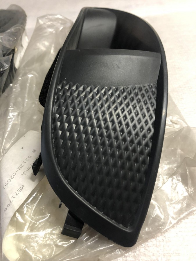 Облицовка противотуманной фары левая TOYOTA COROLLA E120 2001-2006 5212802051