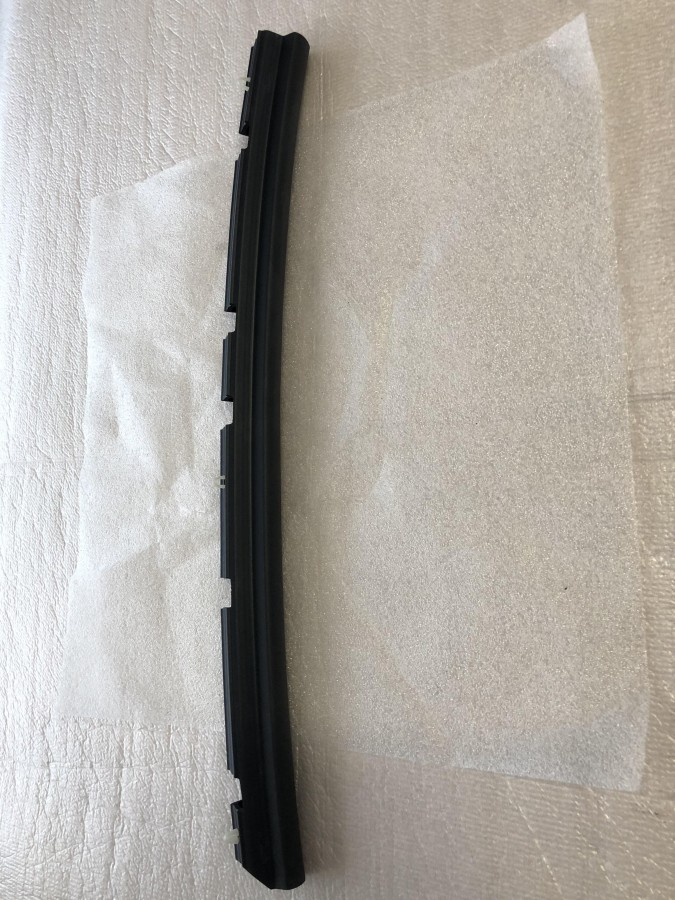 Уплотнитель капота TOYOTA Camry ACV30 5338933021