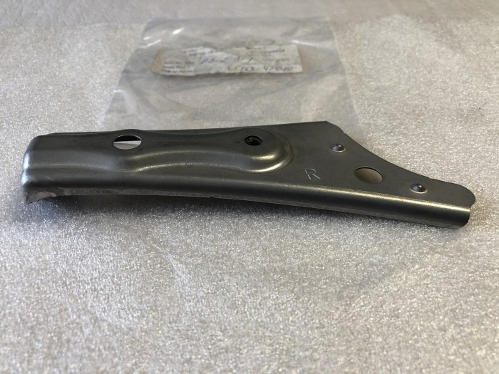 Кронштейн правого крыла Toyota RAV 4 А20 2000-2005 5516842010