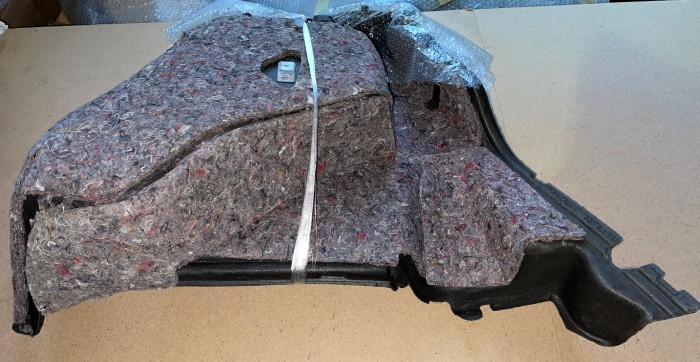 Обшивка багажника правая TOYOTA Corolla E120 6473013250C0