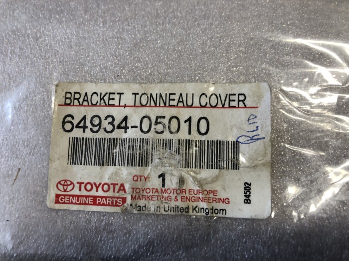 Кронштейн шторки TOYOTA Avensis T250 6493405010 новый оригинальный, в наличии на нашем складе