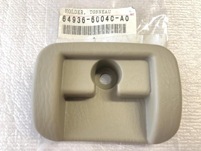 Крепление шторки TOYOTA Land Cruiser 100 Lexus LX470 6493660040A0 новое оригинальное, в наличии на нашем складе