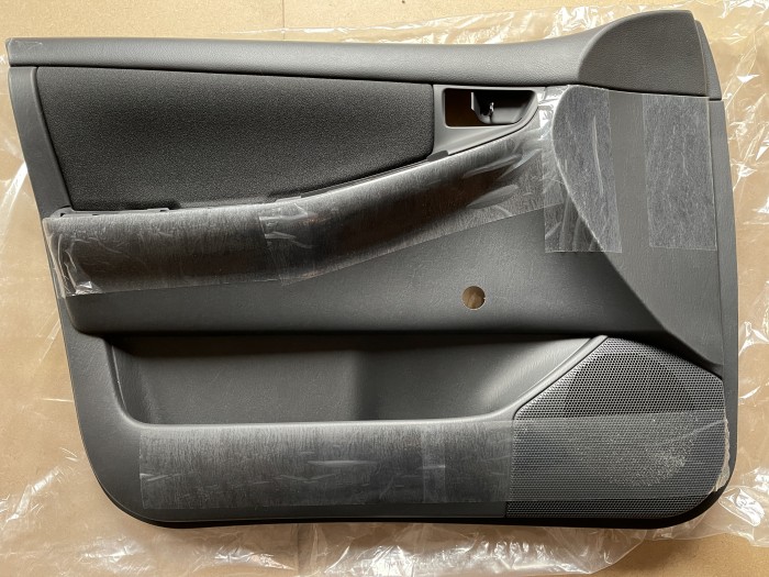 Обшивка двери передней левой TOYOTA Corolla E120 6766013030B1