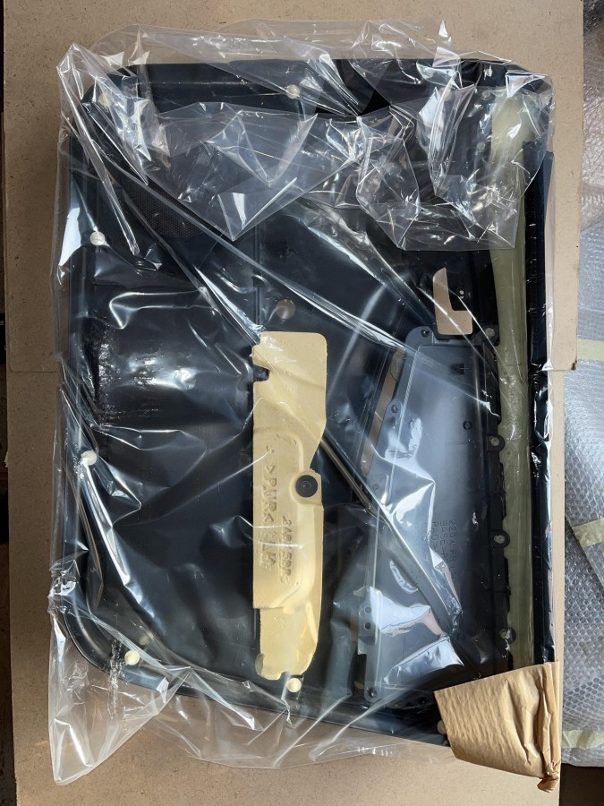 Обшивка двери передней левой TOYOTA Corolla E120 6766013030B1