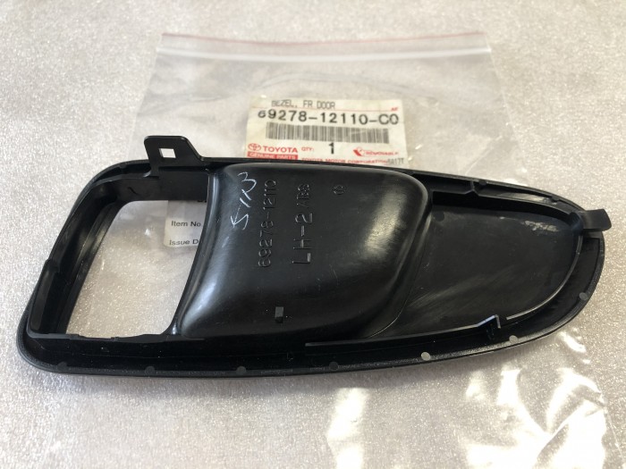 Накладка ручки передней левой двери TOYOTA Corolla E100 6927812110C0