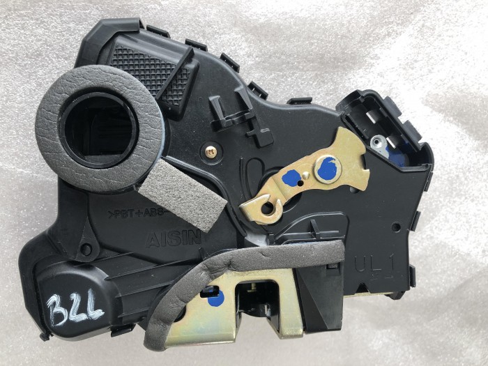 Замок передней левой двери TOYOTA COROLLA E120 6932002091