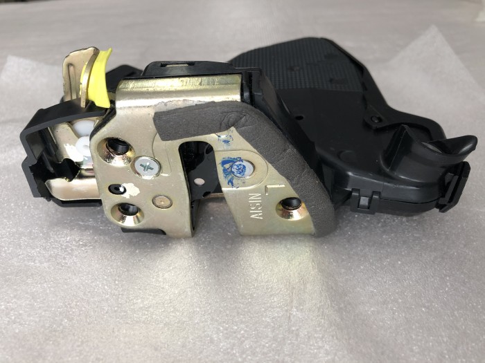 Замок передней левой двери TOYOTA COROLLA E120 6932002091