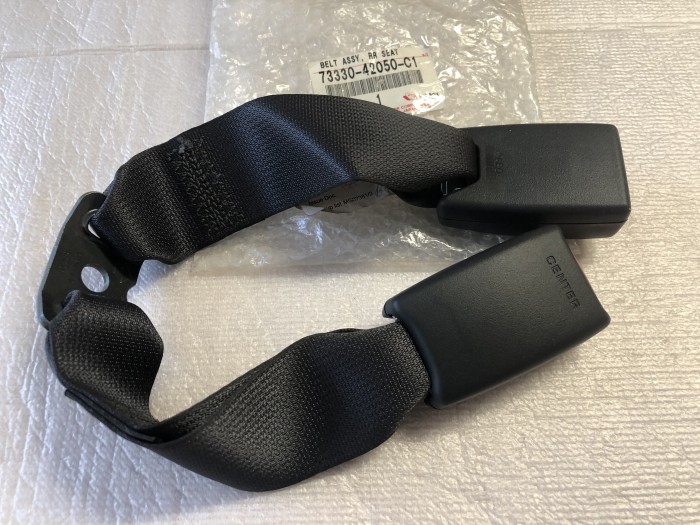 Ремень безопасности TOYOTA RAV 4 CA20 2000-2005 7333042050C1
