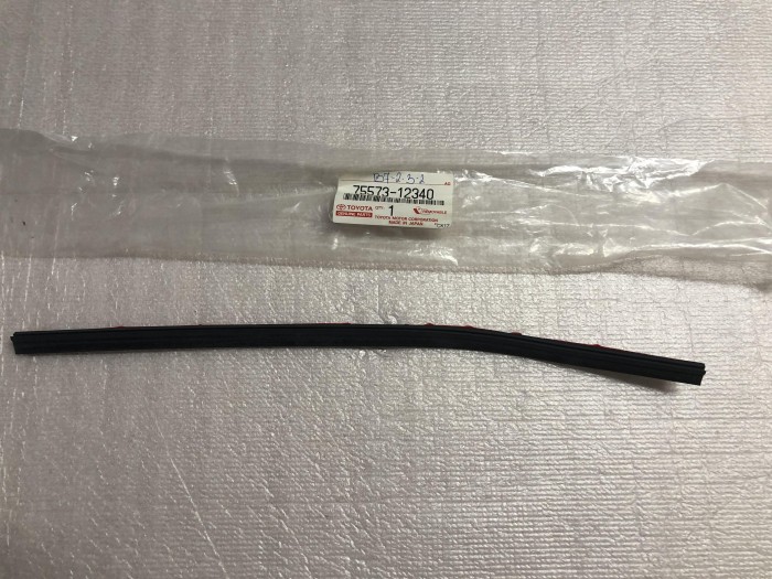 Молдинг заднего стекла TOYOTA Auris E150 2006-2012 7557312340