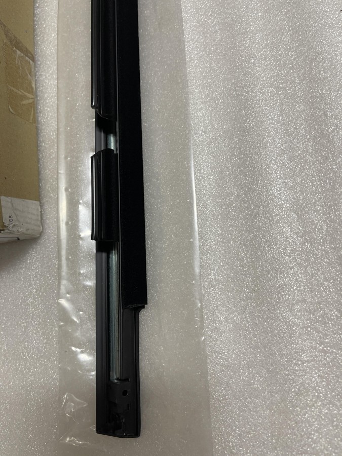 Молдинг (бархотка) окна передней правой двери TOYOTA AVENSIS AT220 7571005020