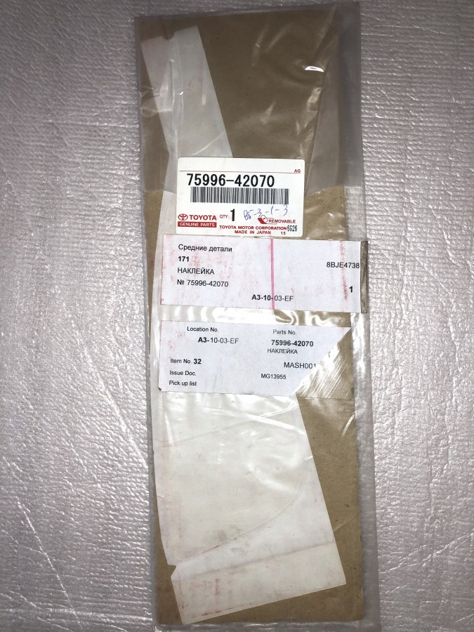 Наклейка задней правой двери TOYOTA RAV4 7599642070