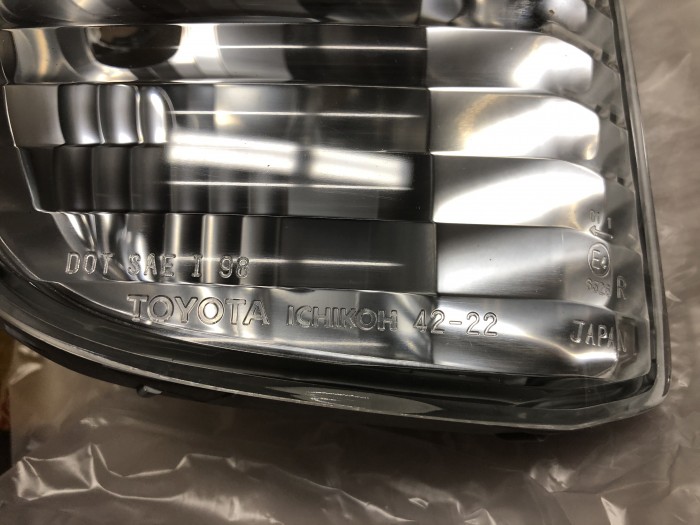 Указатель поворота в бампер правый Toyota 8151142050