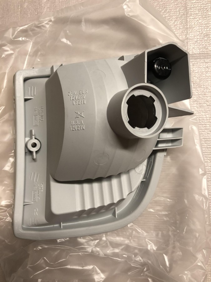 Указатель поворота в бампер правый Toyota 8151142050