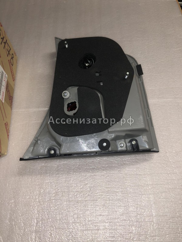 Фонарь задний внутренний правый LEXUS RX 300 8158148050
