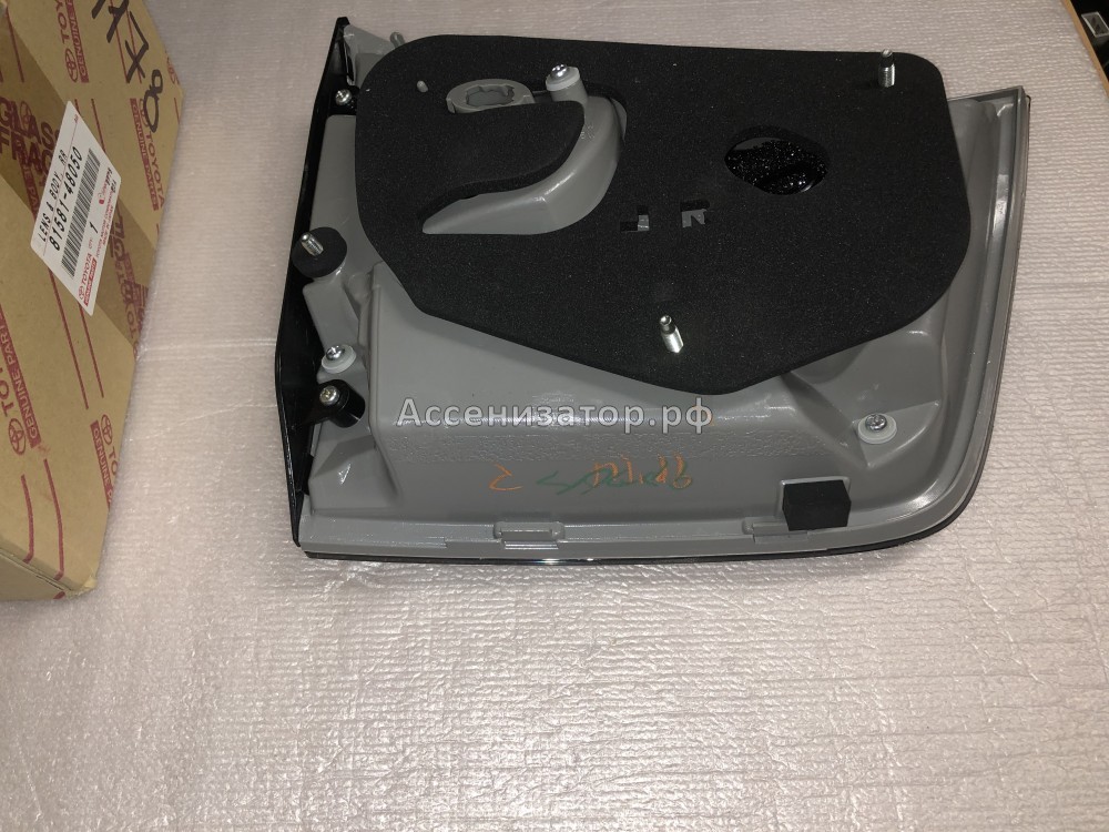 Фонарь задний внутренний правый LEXUS RX 300 8158148050