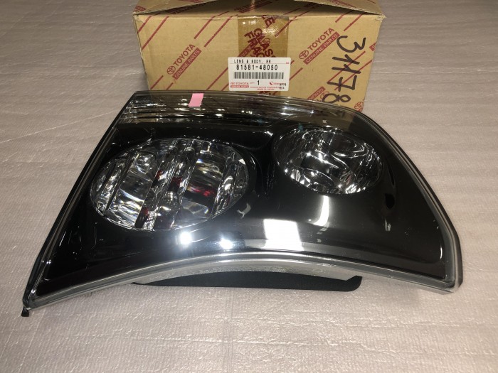 Фонарь задний внутренний правый LEXUS RX 300 8158148050