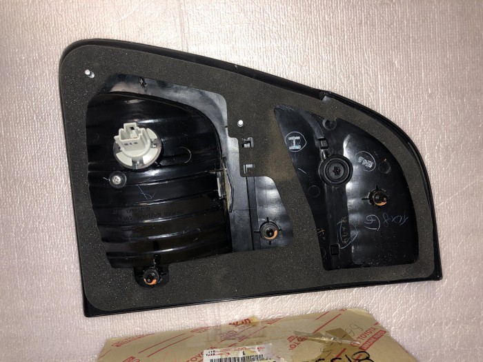 Фонарь задний внутренний левый TOYOTA LC 100 1998-2007 8159060100