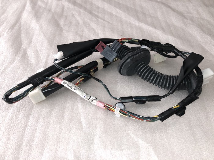 Жгут проводов задней левой двери TOYOTA  Avensis II 2003-2008 8215405170