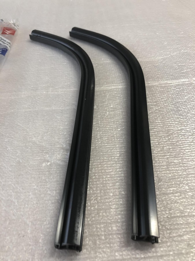 Молдинг лобового стекла PEUGEOT 407 8251W0