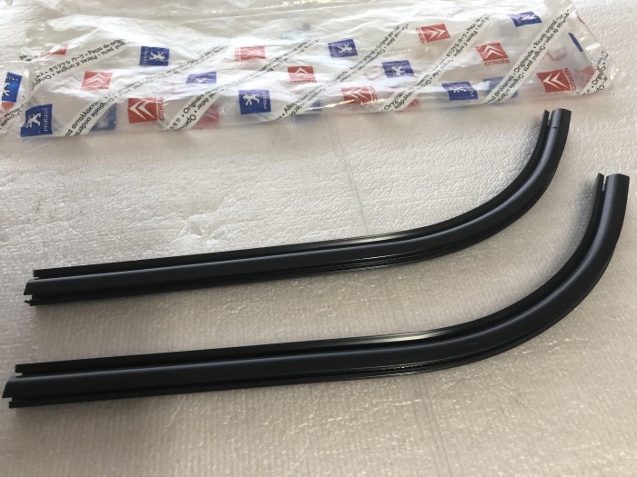 Молдинг лобового стекла PEUGEOT 407 8251W0