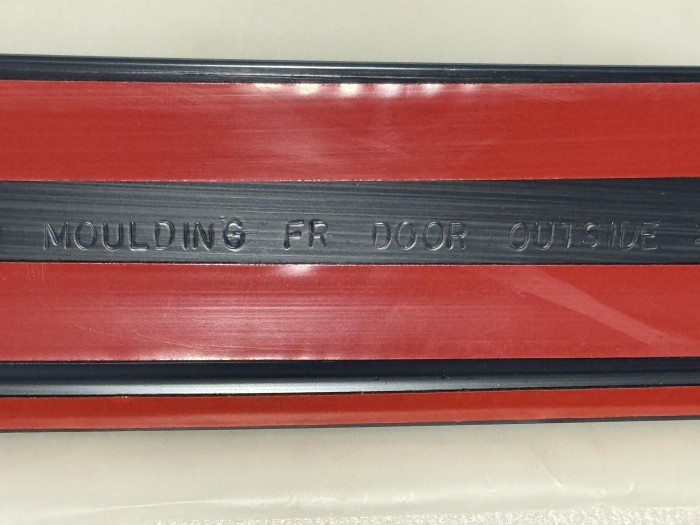 Молдинг передней левой двери Toyota LAND CRUISER 100 7573260140