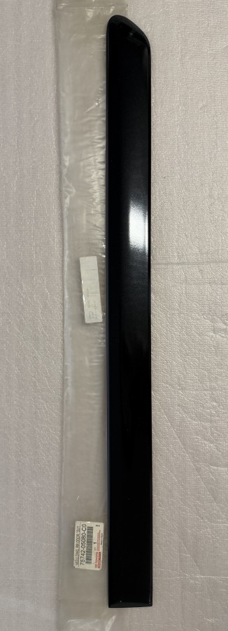 Молдинг задней левой двери TOYOTA Avensis, AT220 7574205080C0